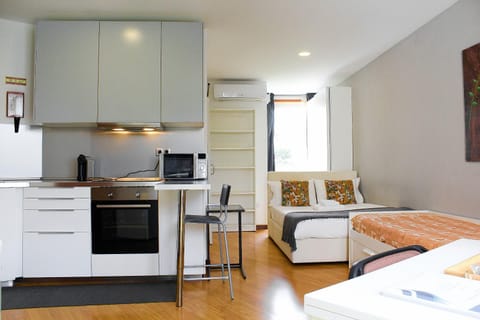 Bed, TV and multimedia, Kitchen or kitchenette, Living room, Photo of the whole room, Seating area, Dining area, Bedroom, oven, stove, wardrobe, air conditioner