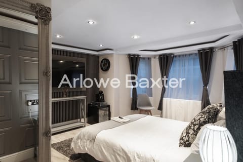 Bed, TV and multimedia, Photo of the whole room, Bedroom, Text overlay