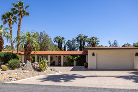 Poolside Splendor! Spacious De Anza Golf Club Home House in Borrego Springs