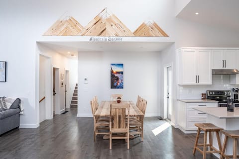 Kitchen or kitchenette, Dining area, pet friendly