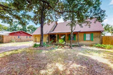 Dock! Bayfront Pensacola Retreat 10 Mi to Dtwn House in Bellview