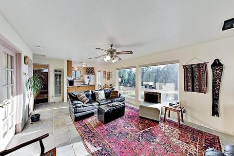 2BR Mountain-View Cottage with Hot Tub, Deck House in Occidental