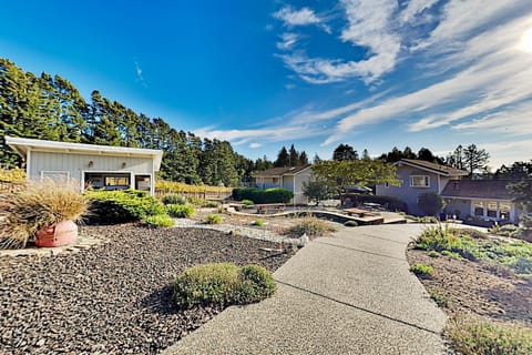 2BR Mountain-View Cottage with Hot Tub, Deck House in Occidental