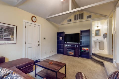 Forbestown Carriage House in the Heart of Dtwn House in Lakeport