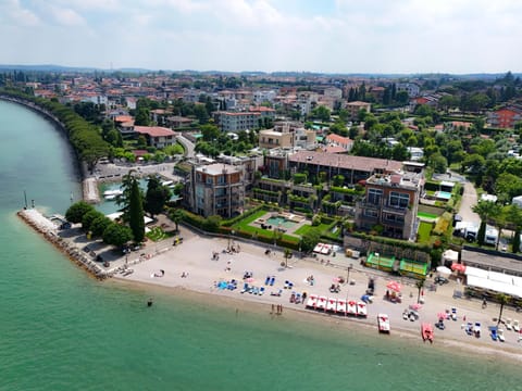 Nearby landmark, Neighbourhood, Bird's eye view, Summer, Beach, City view, Garden view, Lake view, Landmark view, Pool view