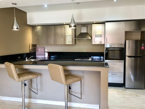 Kitchen or kitchenette, Dining area, dishwasher, minibar, oven, pet friendly, stove, toaster