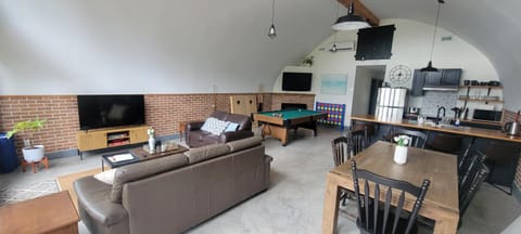 Communal lounge/ TV room, TV and multimedia, Kitchen or kitchenette, Living room, Seating area, Dining area, Evening entertainment