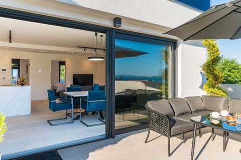 TV and multimedia, Seating area, Dining area