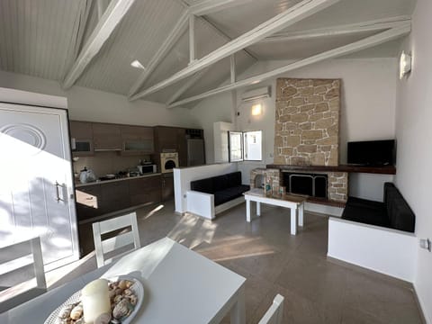 TV and multimedia, Kitchen or kitchenette, Living room, Seating area, Dining area