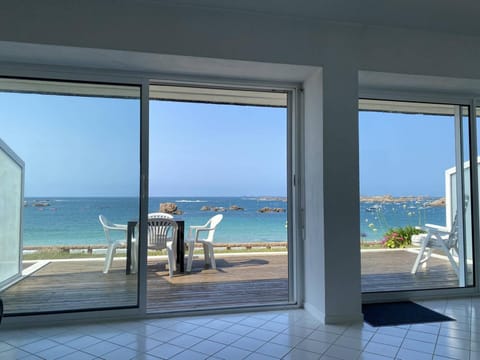 Appartement avec terrasse, accès direct plage, parking privé - FR-1-368-396 Apartment in Trégastel