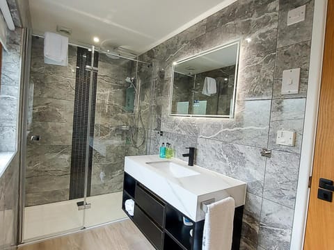 Shower, Bathroom, towels