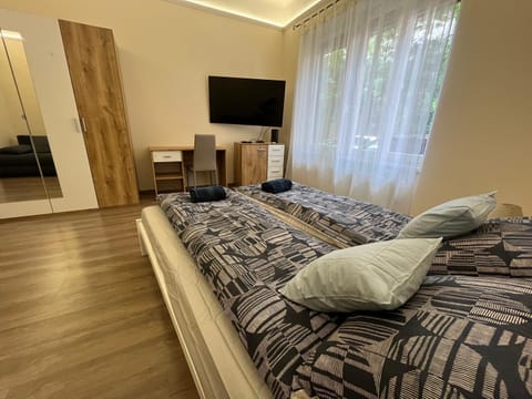 Communal lounge/ TV room, Bed, TV and multimedia, Photo of the whole room, Evening entertainment, Bedroom, wardrobe