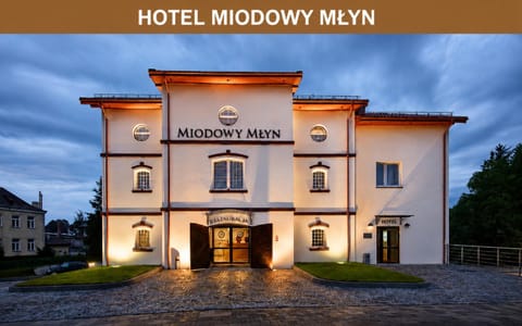 Property building, Restaurant/places to eat, Facade/entrance, Night, View (from property/room)
