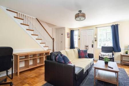 Spacious 4BR CozySuites in Old Town Alexandria House in Alexandria