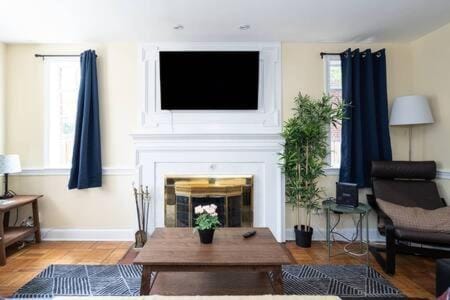 Spacious 4BR CozySuites in Old Town Alexandria House in Alexandria