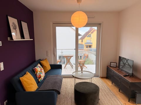 TV and multimedia, Living room, Seating area, Evening entertainment