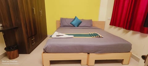 Bed, Photo of the whole room, Bedroom, towels