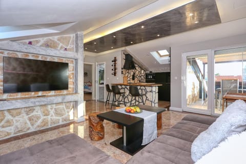 TV and multimedia, Kitchen or kitchenette, Living room, Evening entertainment