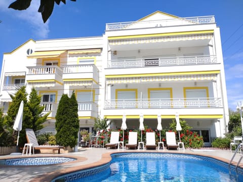 Property building, Day, Swimming pool, sunbed