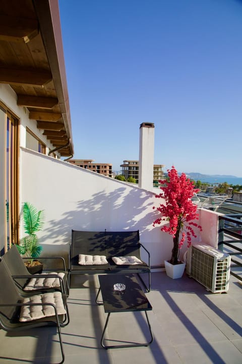 Patio, Natural landscape, Balcony/Terrace, Seating area, Dining area, Sea view