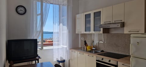 Communal lounge/ TV room, TV and multimedia, Kitchen or kitchenette, Dining area, oven, stove