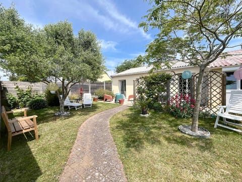 Maison rénovée, à 300m de la plage et proche commerces, avec terrasse et jardin, tout confort - FR-1-361-131 House in Saint-Pair-sur-Mer