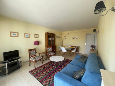 Communal lounge/ TV room, TV and multimedia, Living room, Seating area, Dining area