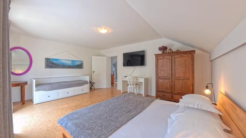 TV and multimedia, Decorative detail, Bedroom, air conditioner