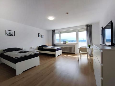 Bed, TV and multimedia, Photo of the whole room, Bedroom