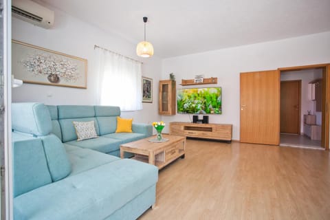 TV and multimedia, Living room, Seating area, air conditioner