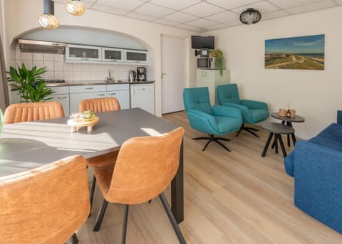 Kitchen or kitchenette, Living room, Seating area, Dining area