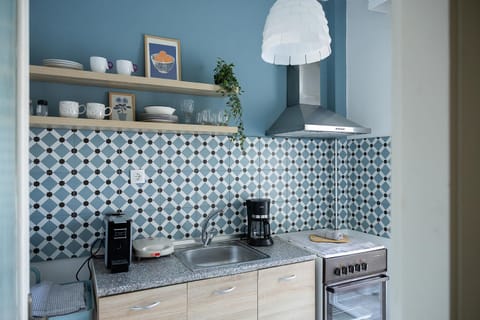 Coffee/tea facilities, Kitchen or kitchenette, stove, toaster