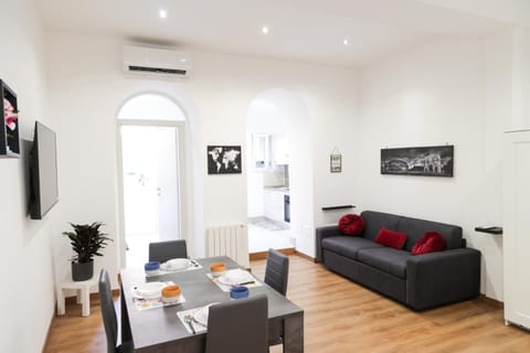 TV and multimedia, Living room, Seating area, Dining area, air conditioner