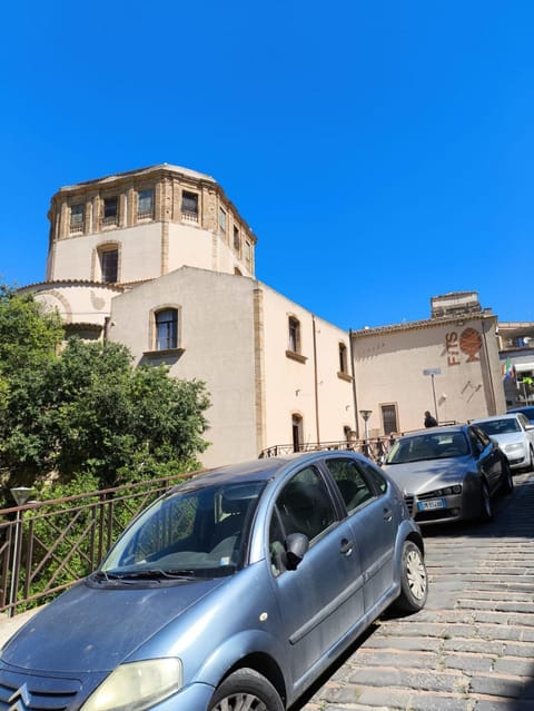 Property building, Landmark view, Parking