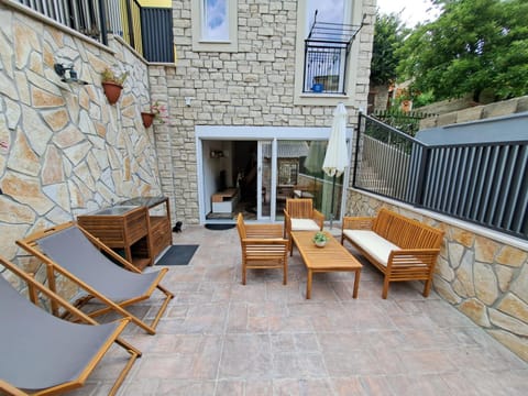 Property building, Patio, Day, Balcony/Terrace