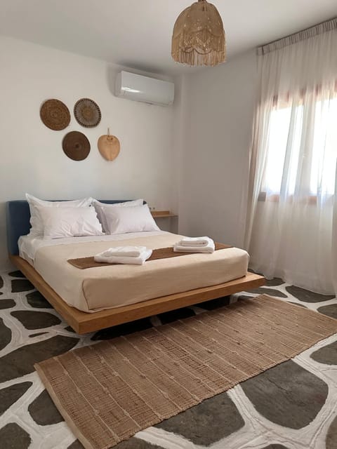 Bed, Photo of the whole room, Bedroom, air conditioner