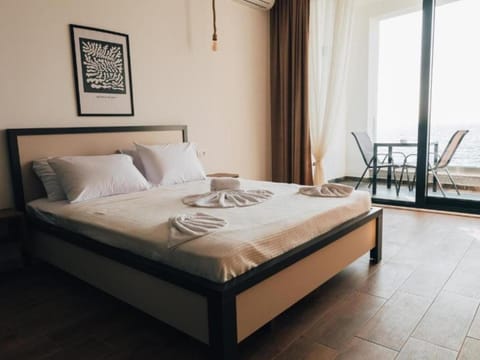 Bed, Bedroom, towels