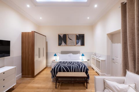 Bed, TV and multimedia, Photo of the whole room, Seating area, Bedroom, wardrobe