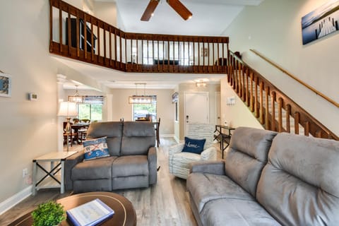 Walk to Lake Keowee Salem Townhome with Deck House in Lake Keowee