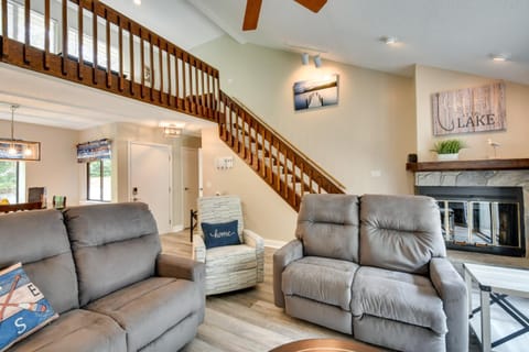 Walk to Lake Keowee Salem Townhome with Deck House in Lake Keowee