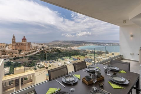 View (from property/room), Balcony/Terrace, Dining area, City view, Sea view
