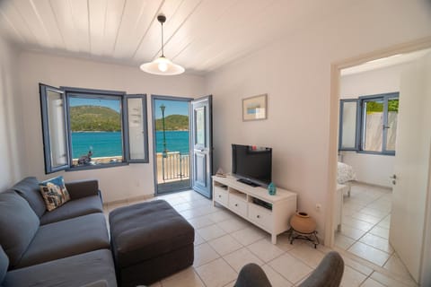 Communal lounge/ TV room, Natural landscape, TV and multimedia, Living room, Seating area