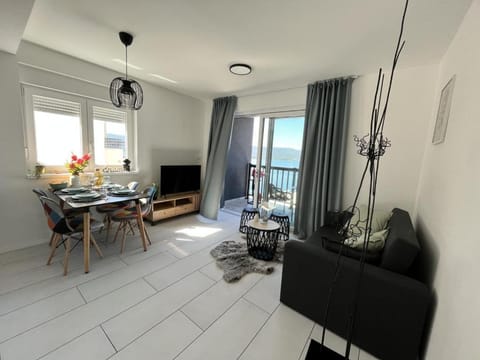 Communal lounge/ TV room, Natural landscape, TV and multimedia, View (from property/room), Balcony/Terrace, Dining area