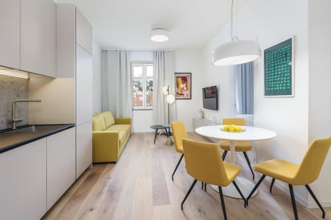 Kitchen or kitchenette, Living room, Seating area, pet friendly, stove