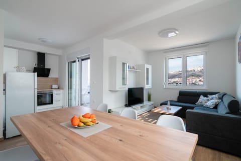 TV and multimedia, Kitchen or kitchenette, Living room, Seating area, Dining area, oven