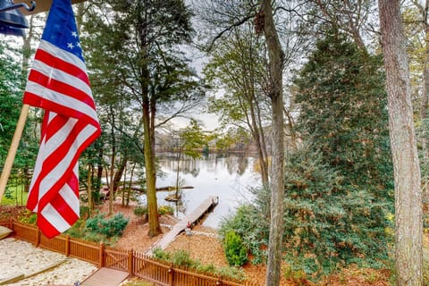 Theater Room! Waterfront Family Haven in Salisbury House in Salisbury
