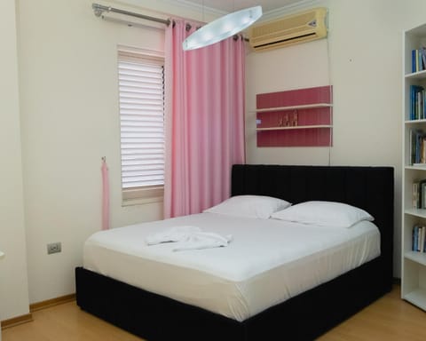 Bed, Library, Photo of the whole room, Bedroom, air conditioner