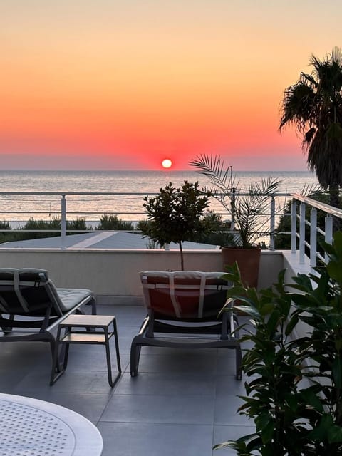 Balcony/Terrace, Sea view, Sunrise, sunbed