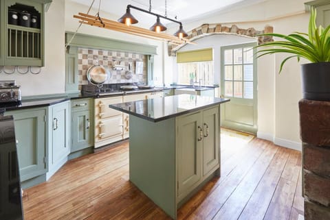 Kitchen or kitchenette, pet friendly, stove