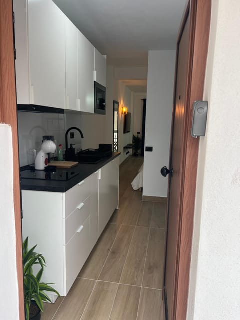 Property building, Kitchen or kitchenette, Lobby or reception, minibar, stove